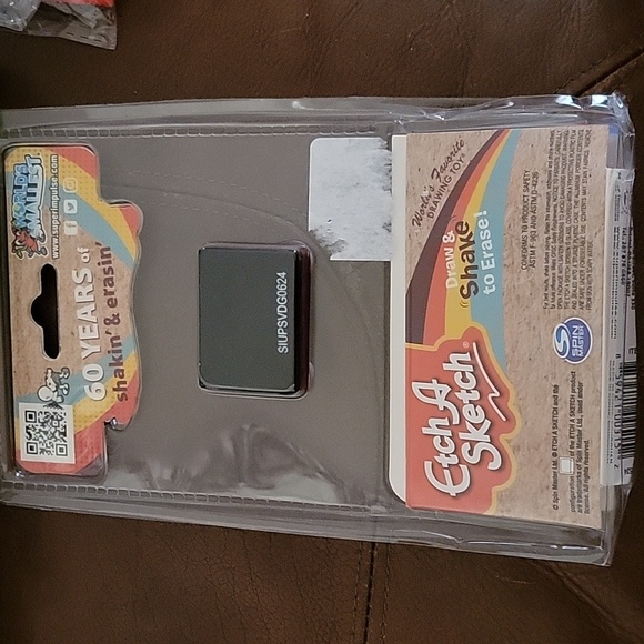 World's Smallest Etch A Sketch Toy New - Picture 3 of 3